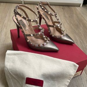Valentino Garavani Rockstud Grayish/Gold 100Mm pump size 6.5